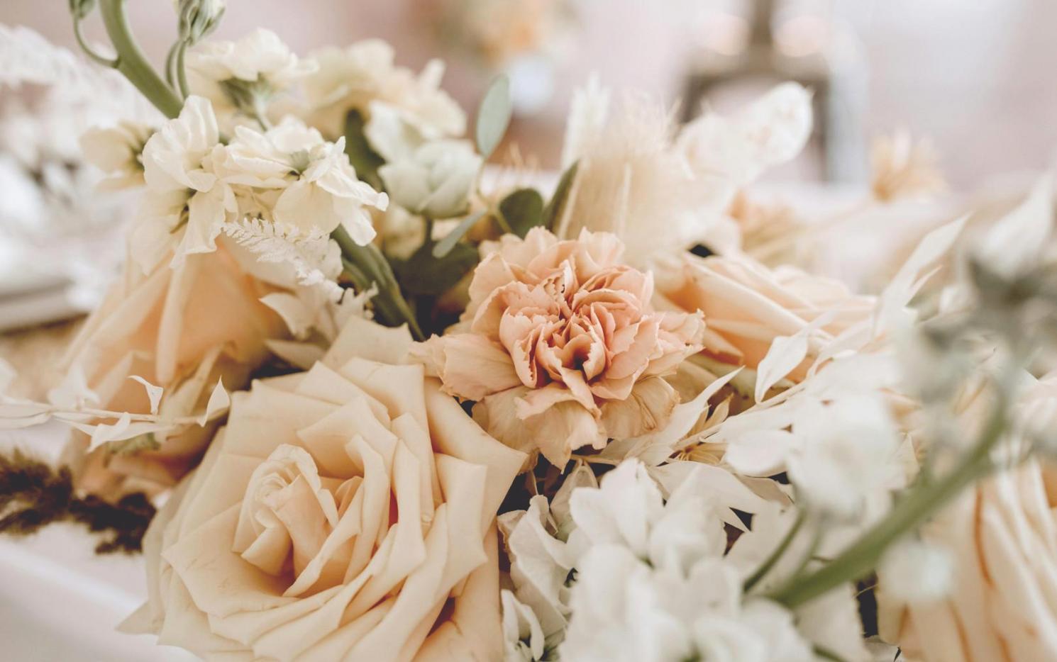 Profesyonel çiçek bakım çalışması